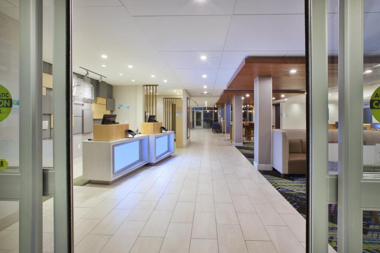 | Holiday Inn Express & Suites Grand Rapids Airport North, an IHG Hotel