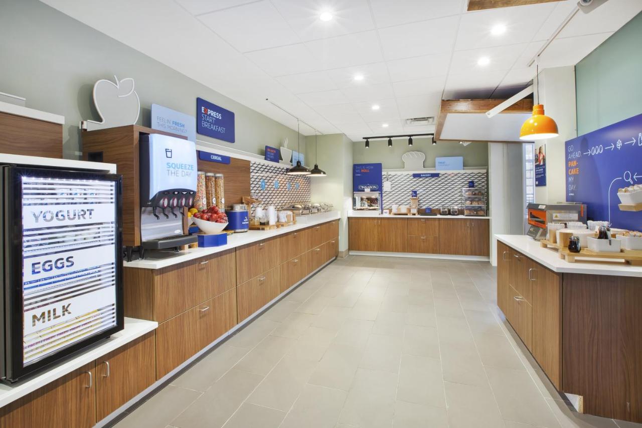 | Holiday Inn Express & Suites Grand Rapids Airport North, an IHG Hotel