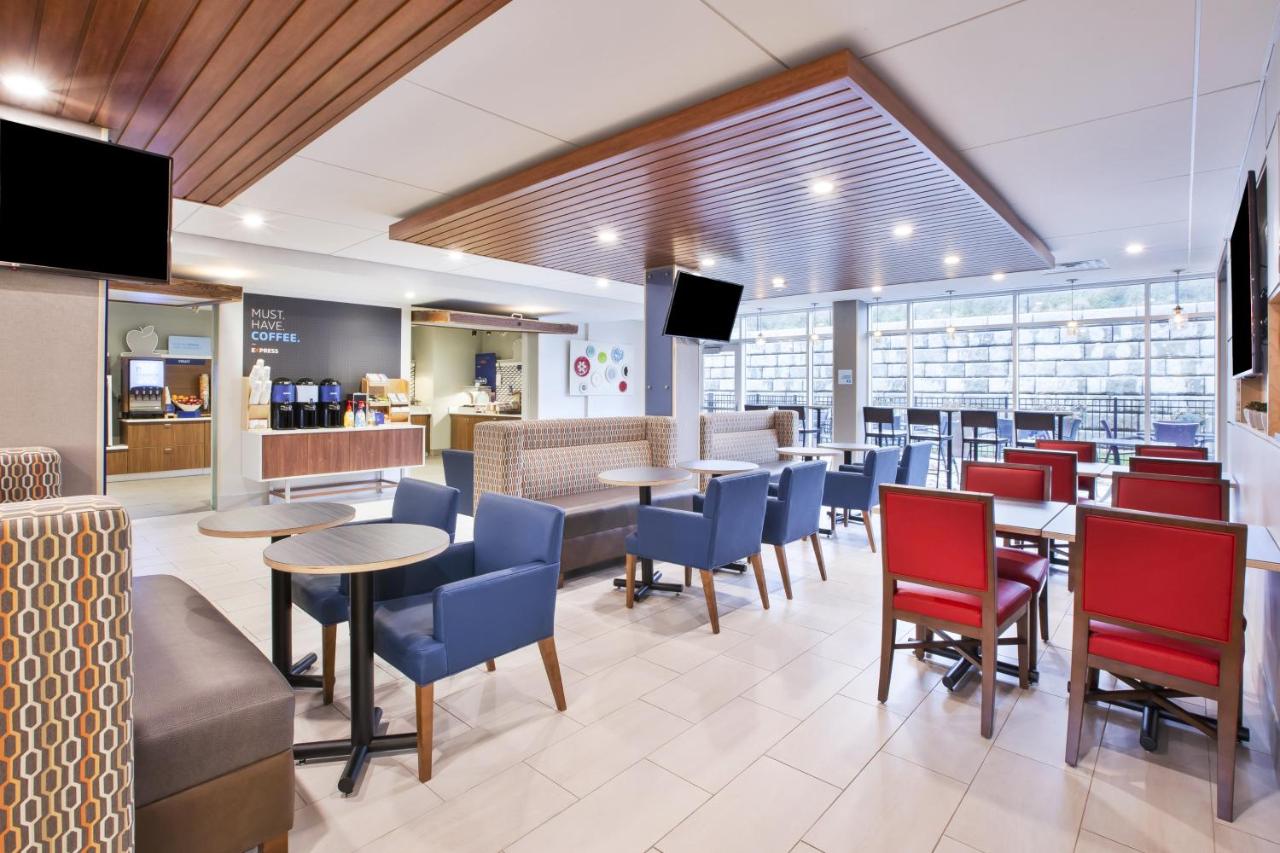 | Holiday Inn Express & Suites Grand Rapids Airport North, an IHG Hotel