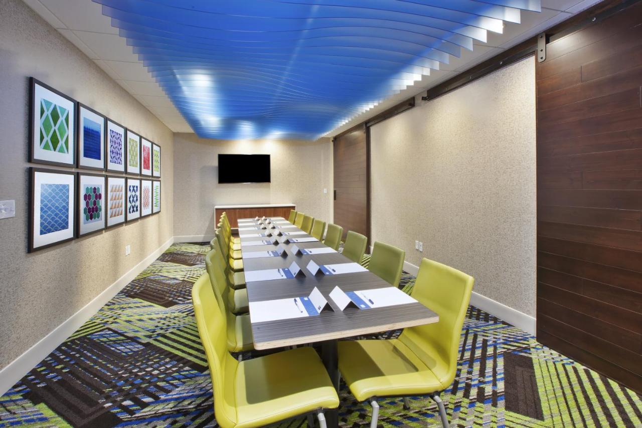 | Holiday Inn Express & Suites Grand Rapids Airport North, an IHG Hotel