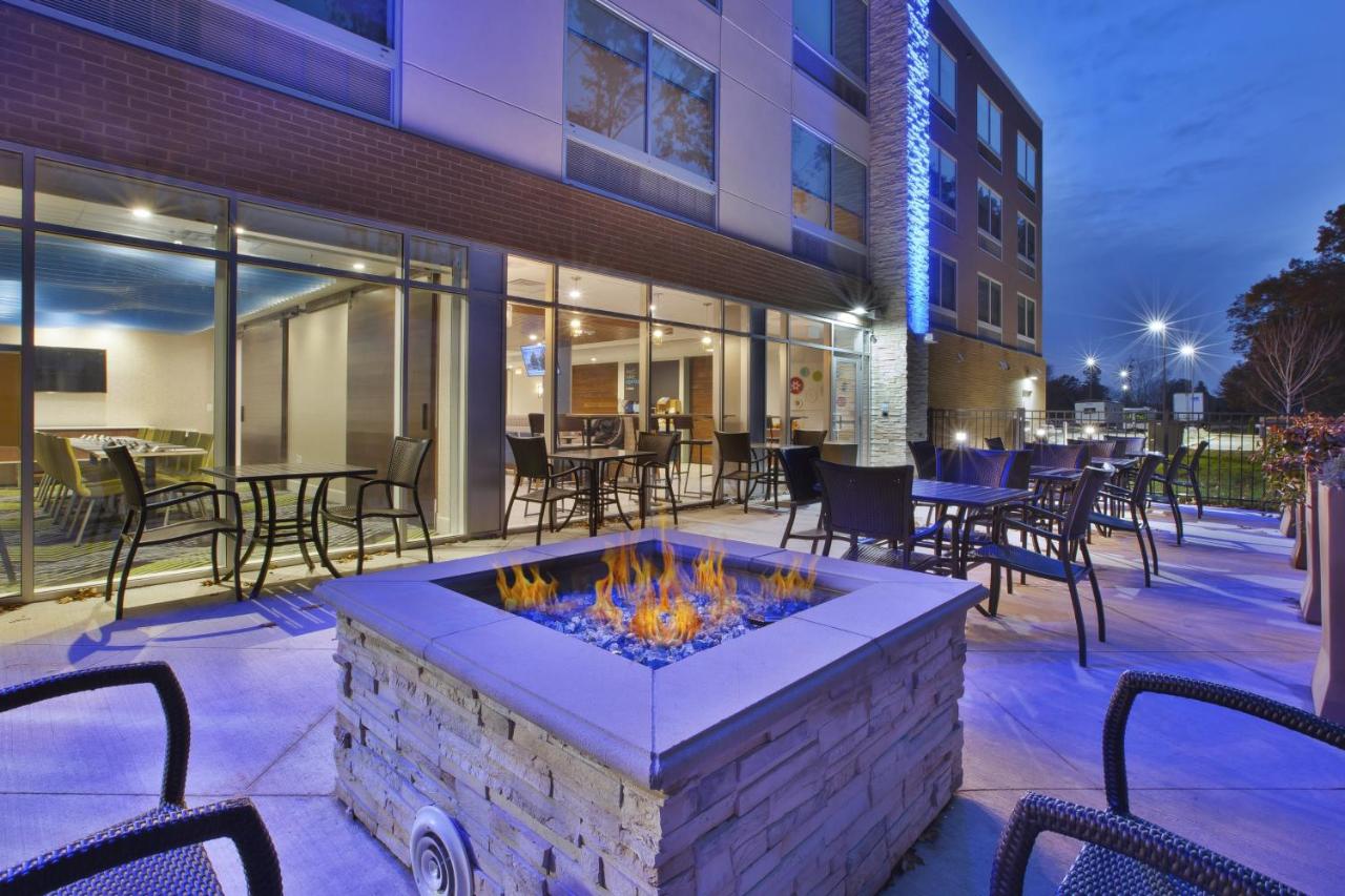 | Holiday Inn Express & Suites Grand Rapids Airport North, an IHG Hotel