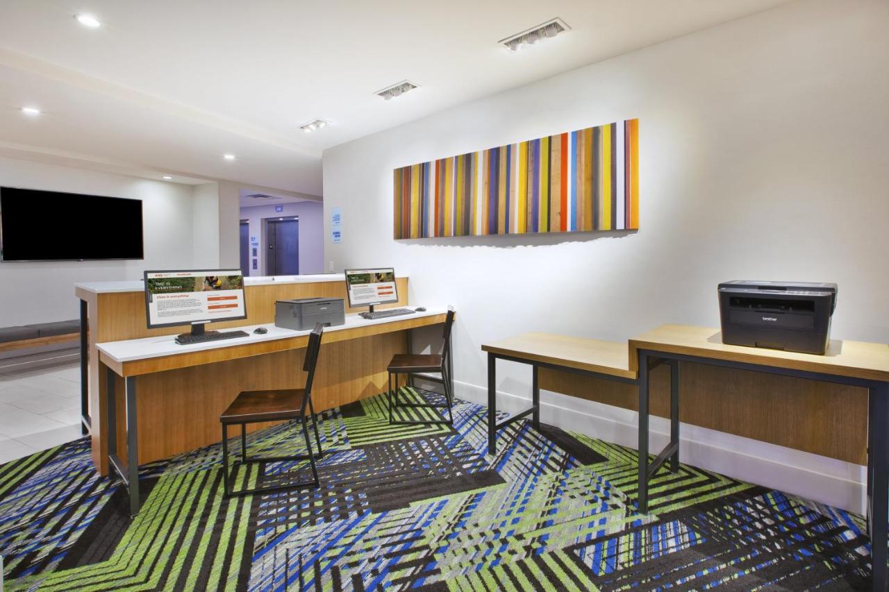 | Holiday Inn Express & Suites Grand Rapids Airport North, an IHG Hotel