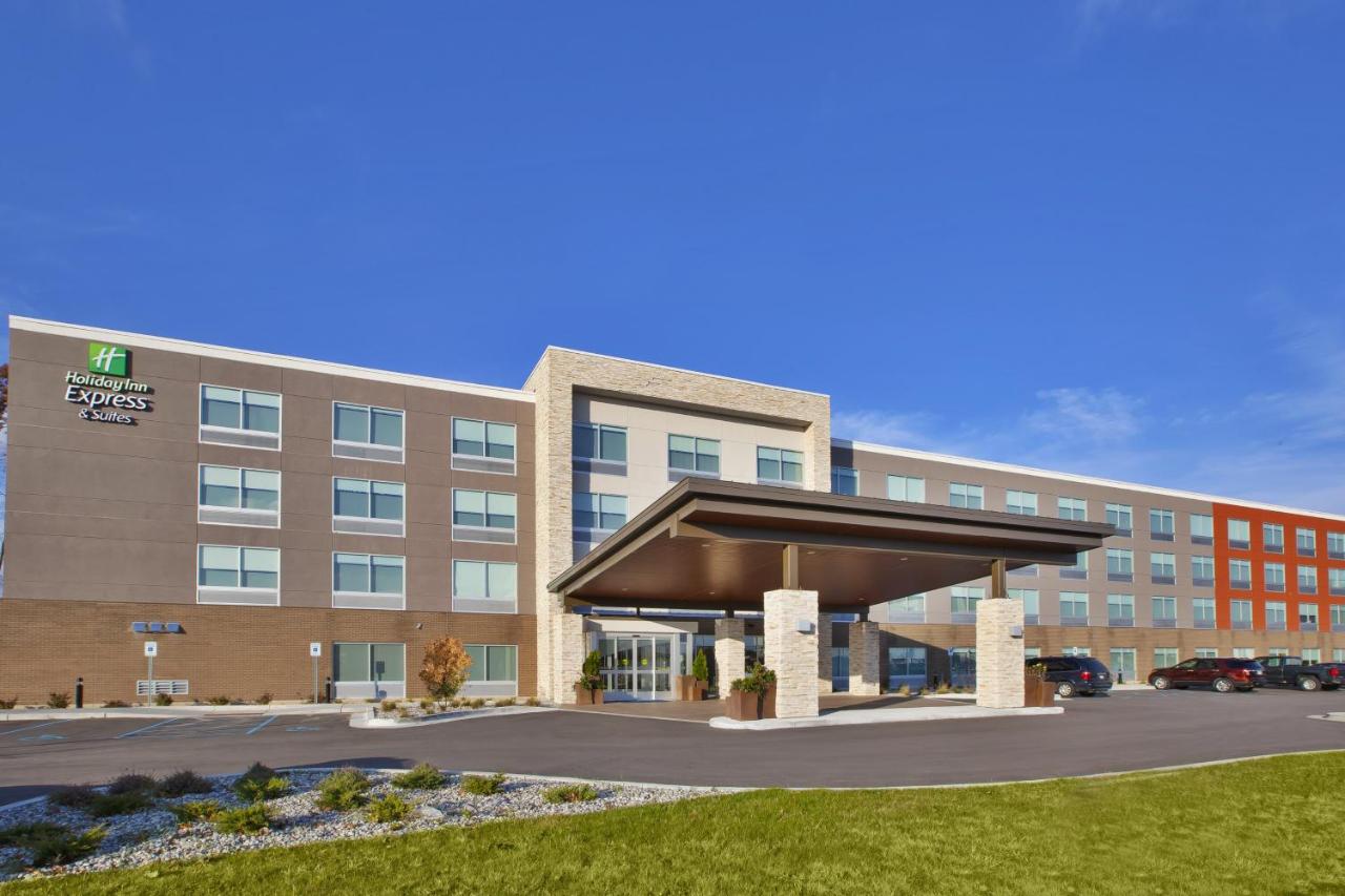 | Holiday Inn Express & Suites Grand Rapids Airport North, an IHG Hotel