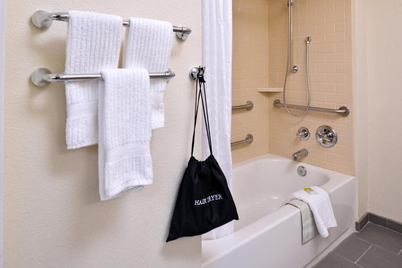 King Room - Mobility Access Tub/Non-Smoking at Candlewood Suites Lodi by IHG