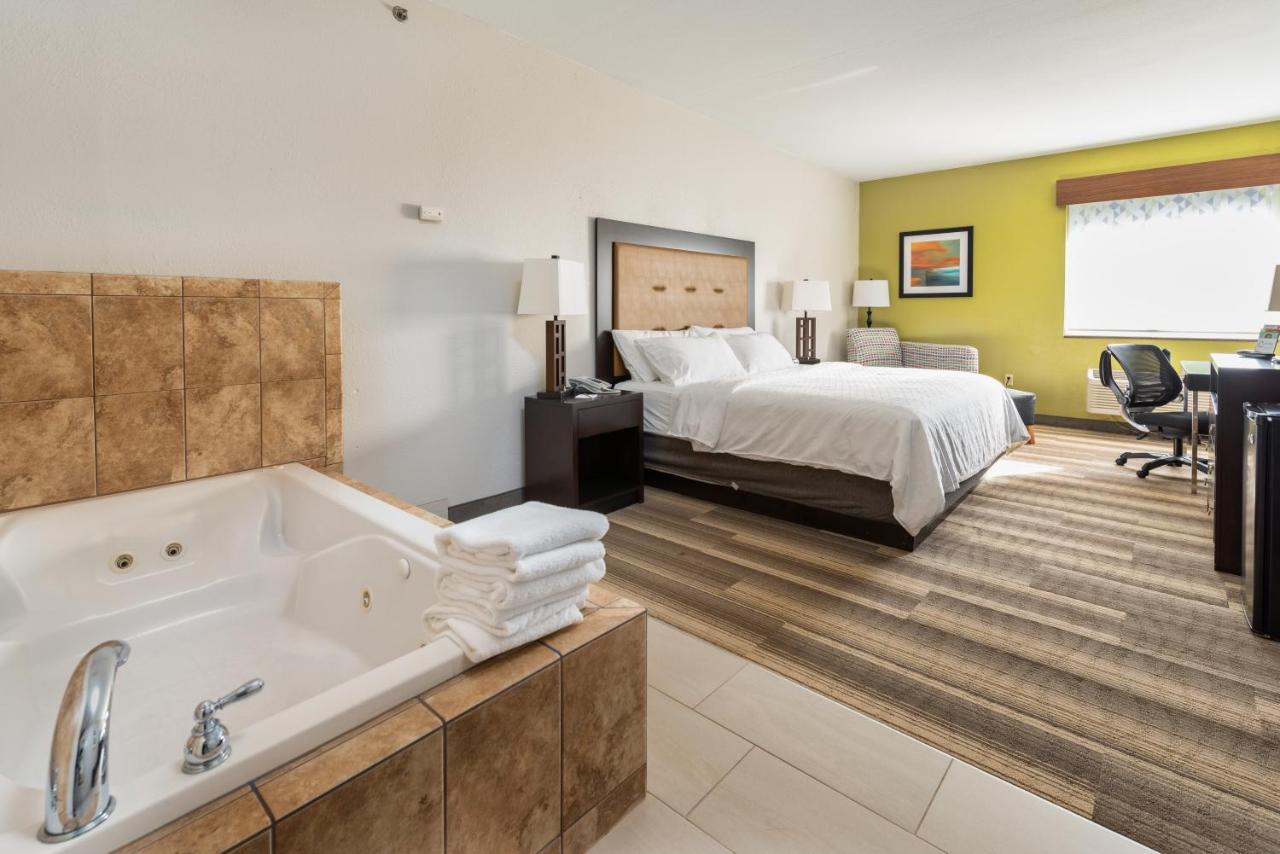 King Bed-whirlpool Room-non-smoking at Country Inn & Suites by Radisson, South Haven, MI
