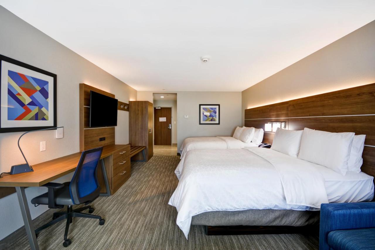 Suite with Hearing Accessible Roll in Shower/Non-Smoking at Holiday Inn Express & Suites Houston NASA - Boardwalk Area by IHG