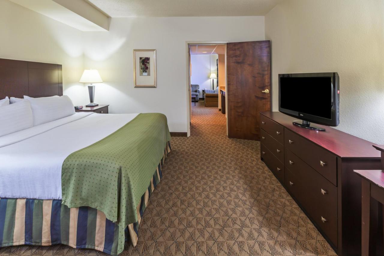 King Suite - Mobility Access/Hearing Accessible at Holiday Inn Springdale/Fayetteville Area, an IHG Hotel