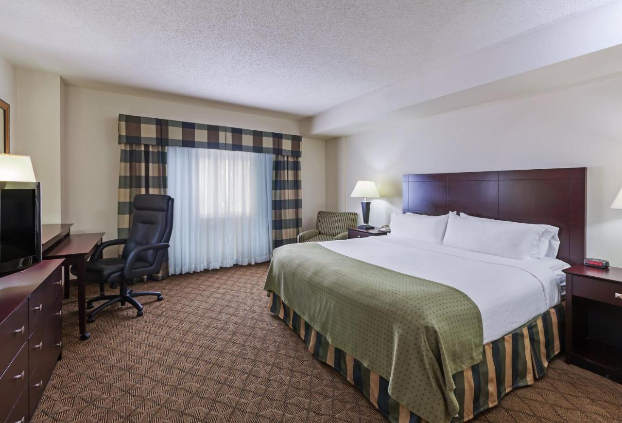 Deluxe Room at Holiday Inn Springdale/Fayetteville Area, an IHG Hotel