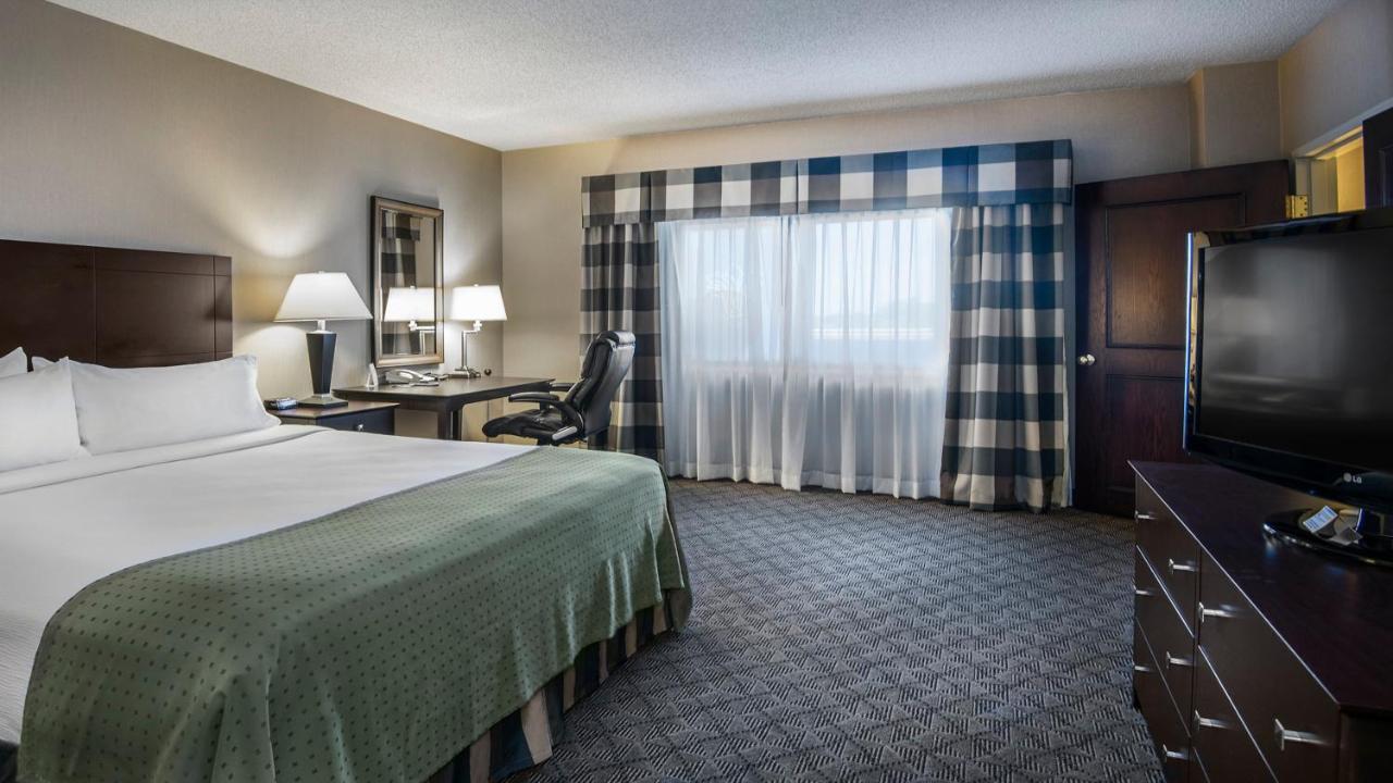 King Suite with Spa Bath at Holiday Inn Springdale/Fayetteville Area, an IHG Hotel