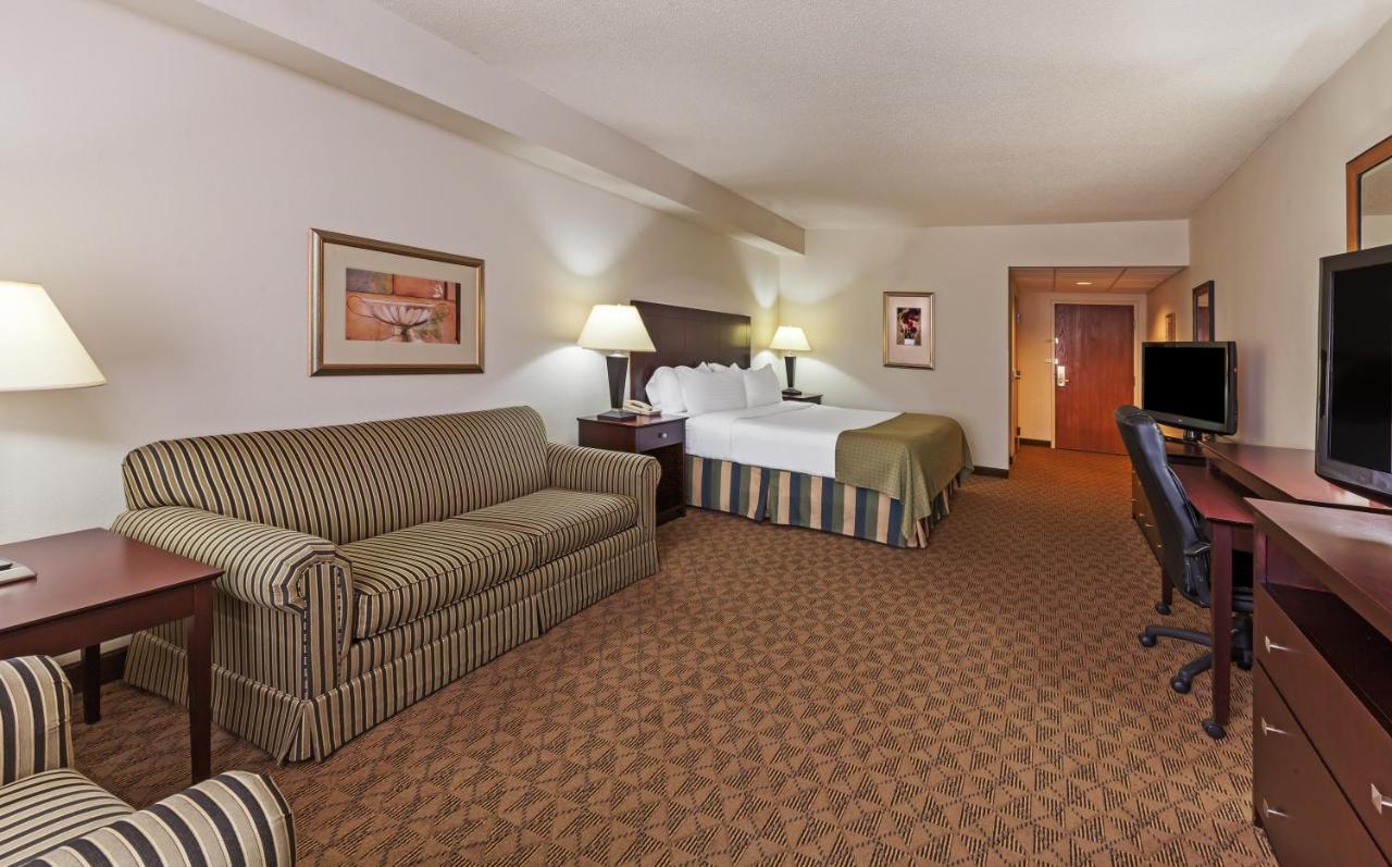 King Hear Mobility Access Tub - Non-Smoking at Holiday Inn Springdale/Fayetteville Area, an IHG Hotel