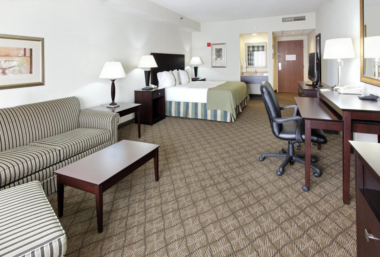 Executive King Room at Holiday Inn Springdale/Fayetteville Area, an IHG Hotel