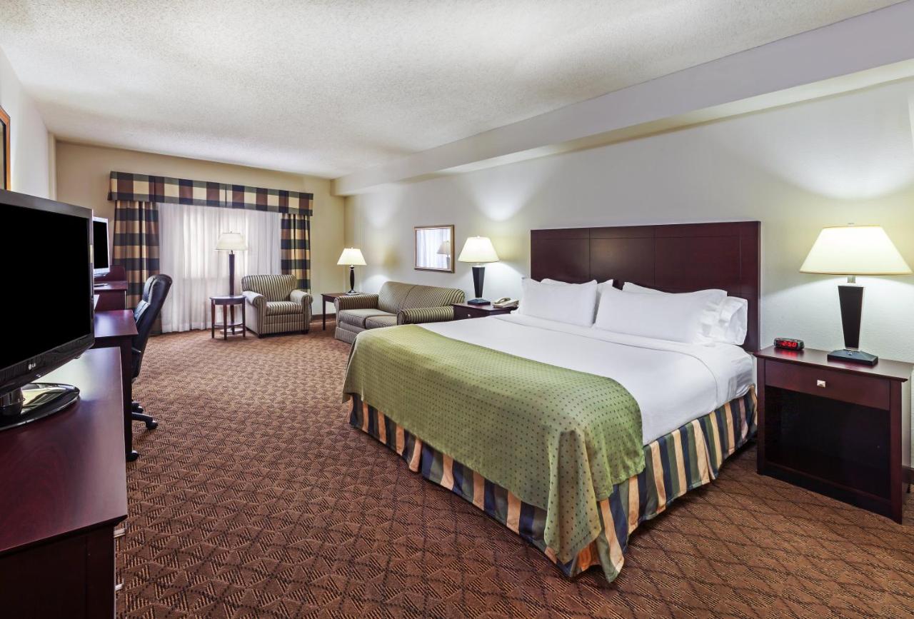 Executive King Room at Holiday Inn Springdale/Fayetteville Area, an IHG Hotel