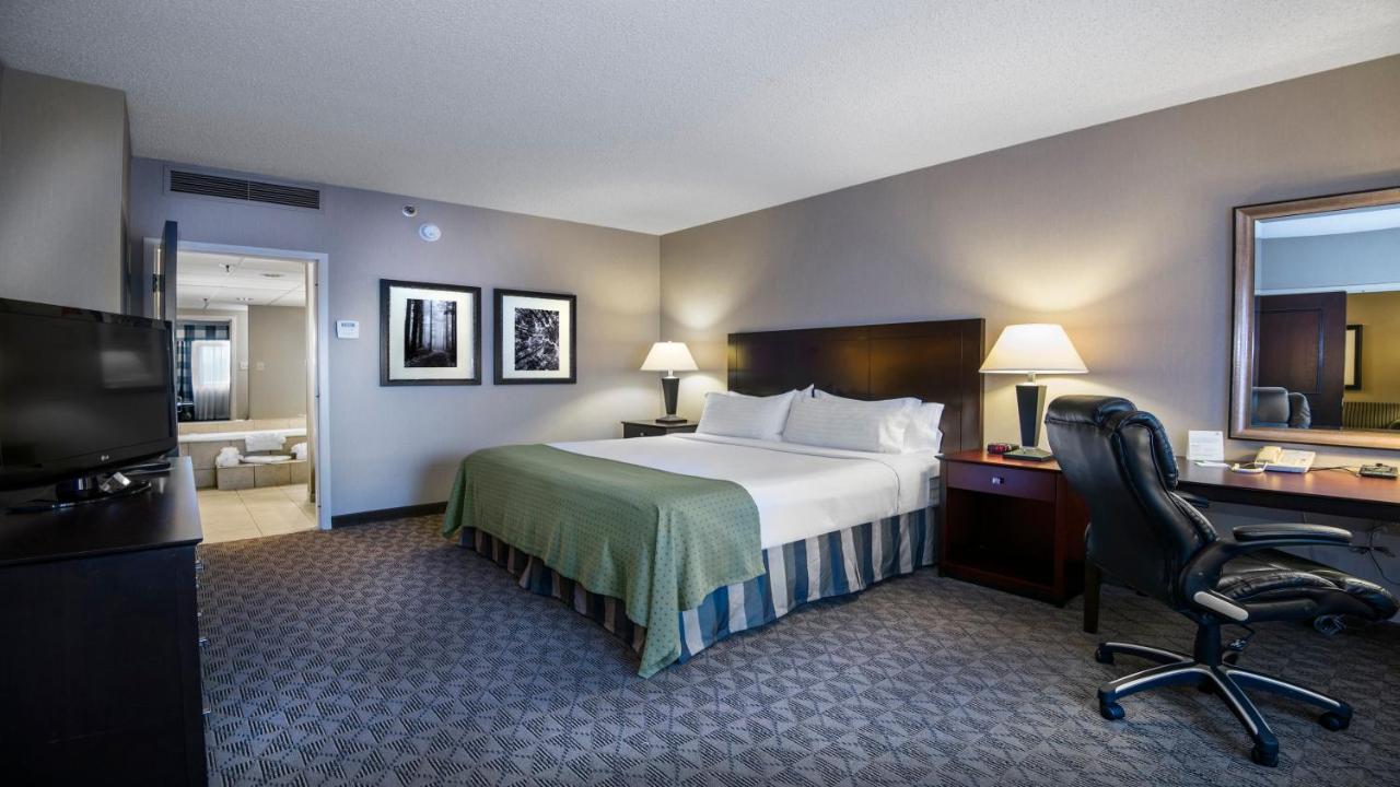 King Suite with Spa Bath at Holiday Inn Springdale/Fayetteville Area, an IHG Hotel