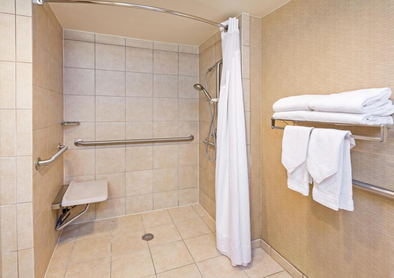 Queen Room with Two Queen Beds with Roll-In Shower Mobility Access/Hearing Accessible at Holiday Inn Springdale/Fayetteville Area, an IHG Hotel