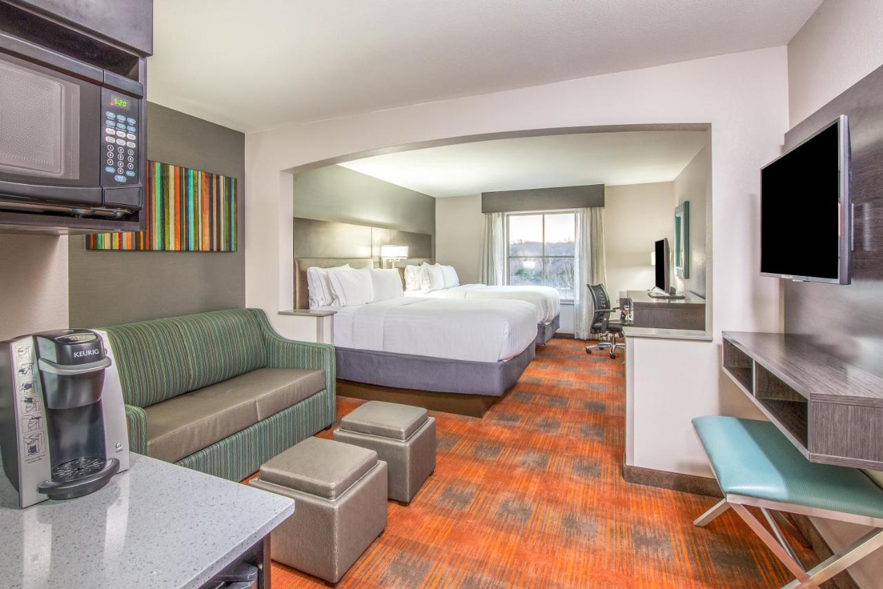 Queen Suite at Holiday Inn Express & Suites Shawnee-Kansas City West by IHG
