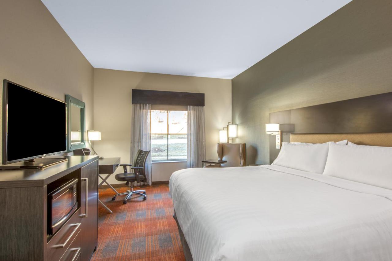  | Holiday Inn Express & Suites Shawnee-Kansas City West