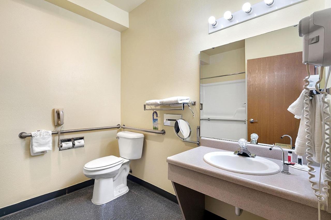 King Room - Mobility Access/Non-Smoking at Days Inn by Wyndham Ellensburg
