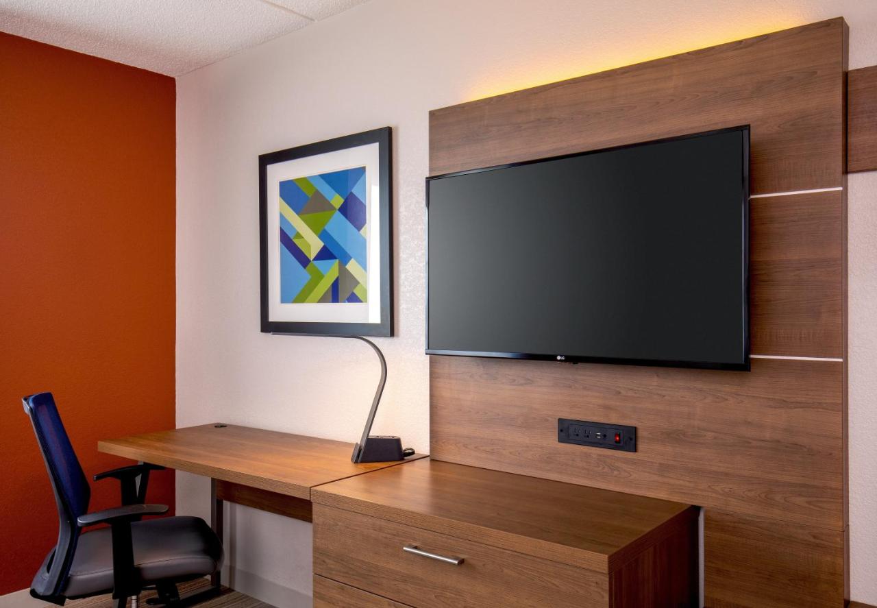 King Suite - Hearing Accessible, Sofa Bed, Mini Fridge, Microwave at Holiday Inn Express Chesapeake - Norfolk by IHG