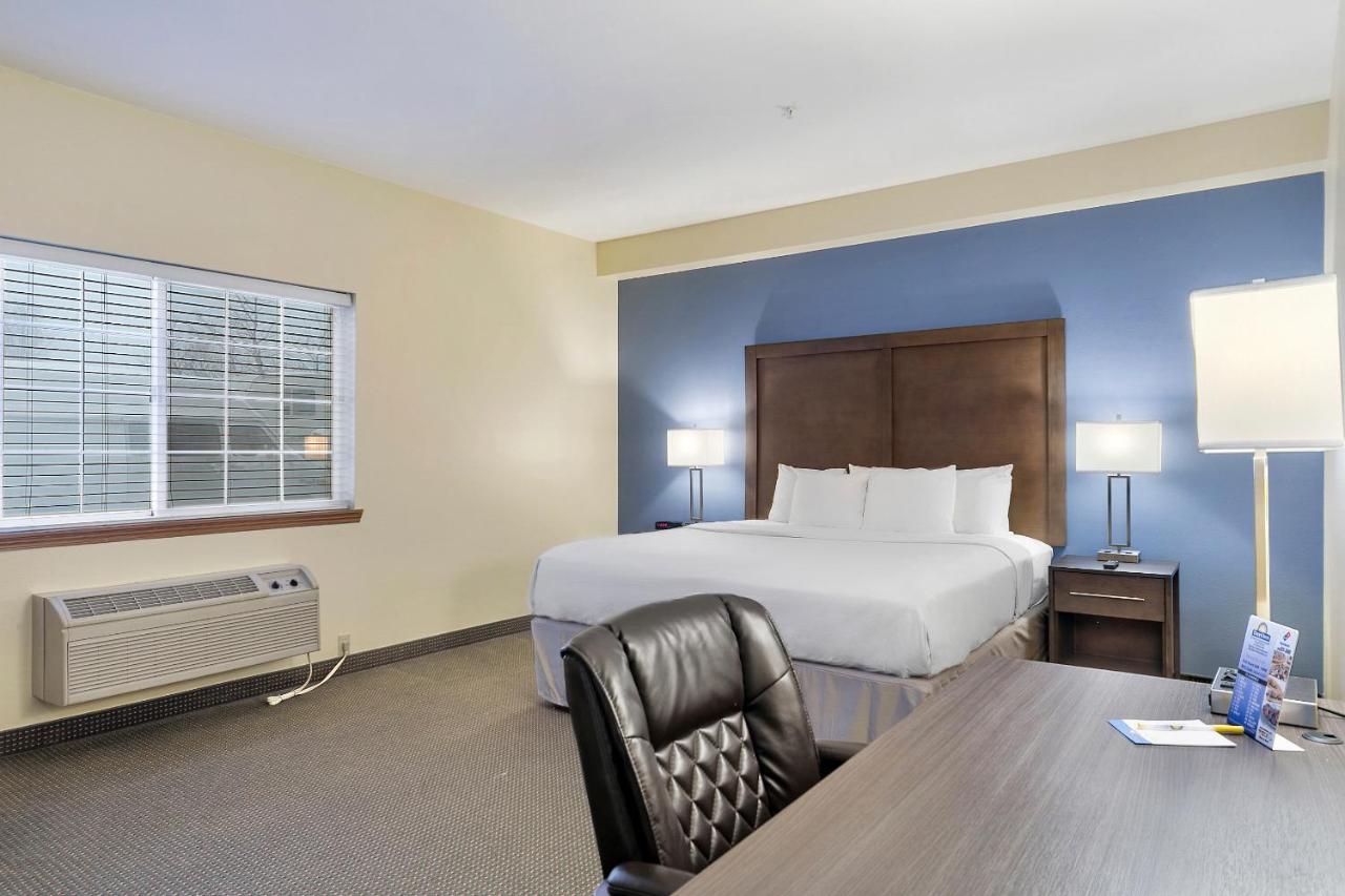 King Suite - Non-Smoking at Days Inn by Wyndham Ellensburg