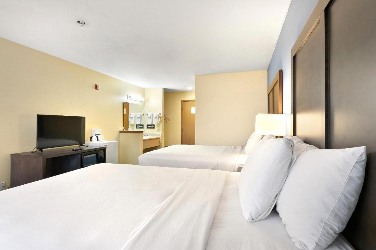 Queen Room with Two Queen Beds - Non-Smoking at Days Inn by Wyndham Ellensburg