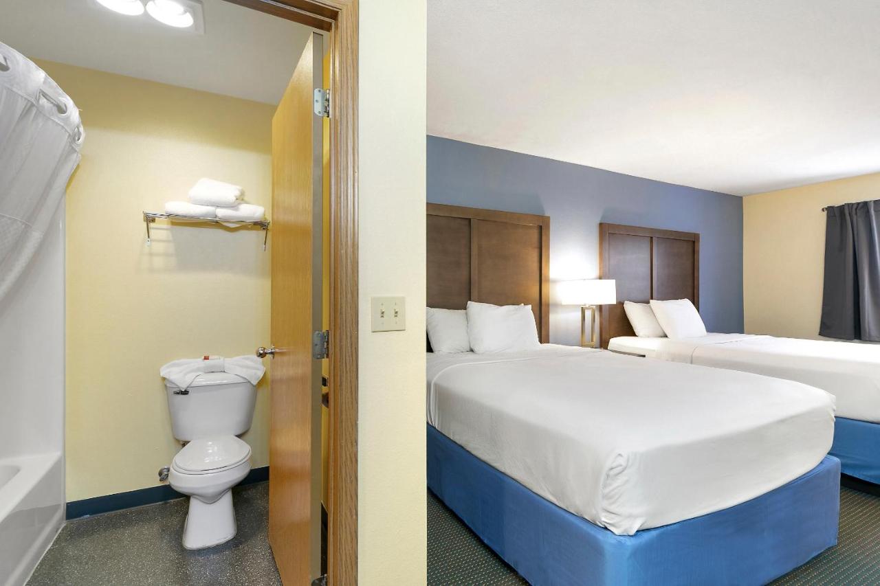 Queen Room with Two Queen Beds - Non-Smoking at Days Inn by Wyndham Ellensburg