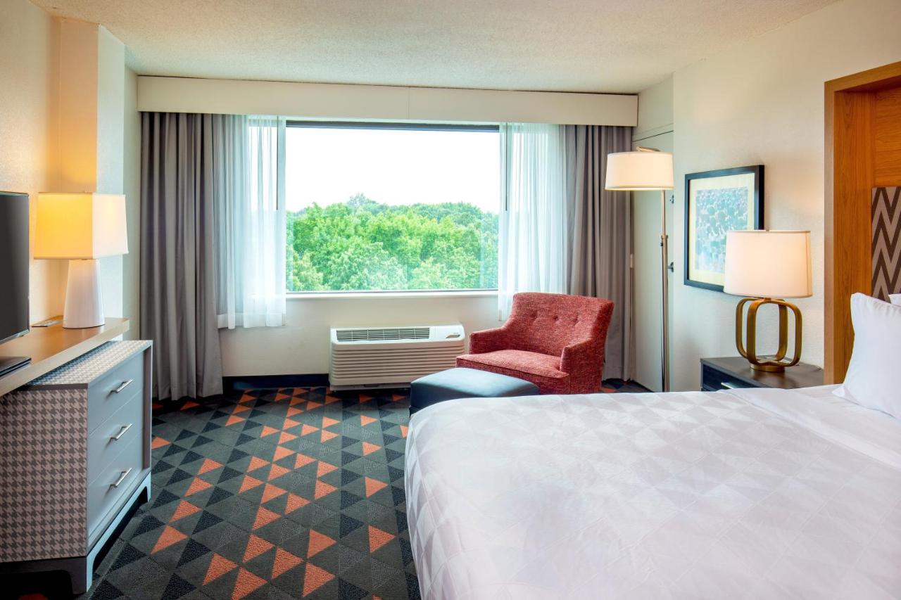 King Room with Sofa Bed, Microwave/Mini Fridge at Holiday Inn Newport News - Hampton by IHG
