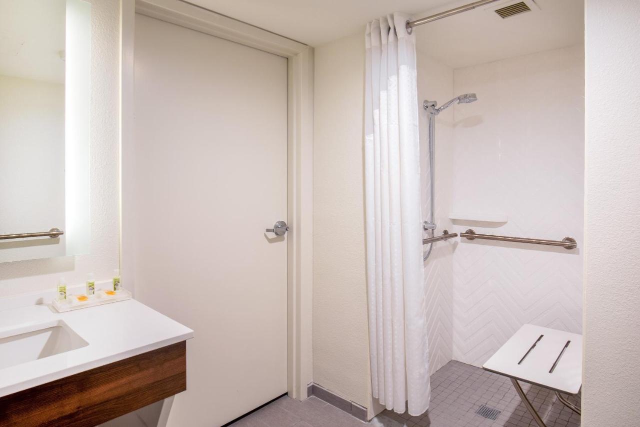 King Room with Sofa Bed, Microwave/Mini Fridge at Holiday Inn Newport News - Hampton by IHG