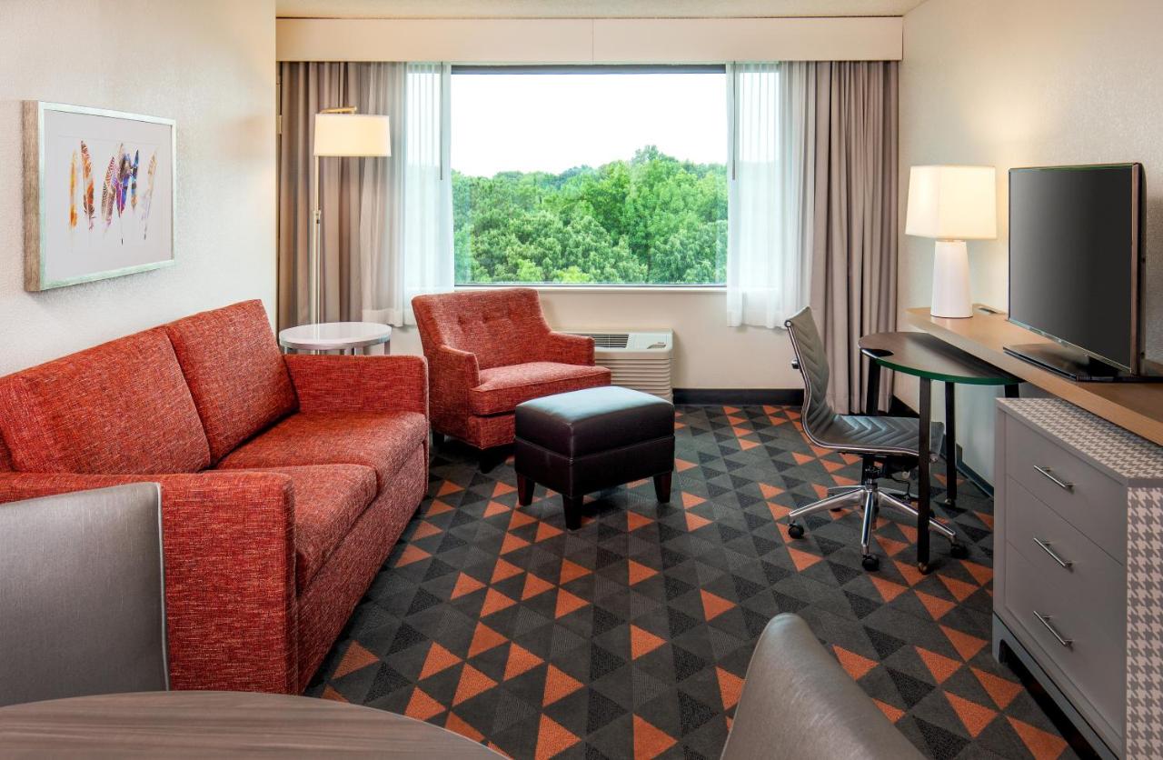 King Room with Sofa Bed, Microwave/Mini Fridge at Holiday Inn Newport News - Hampton by IHG