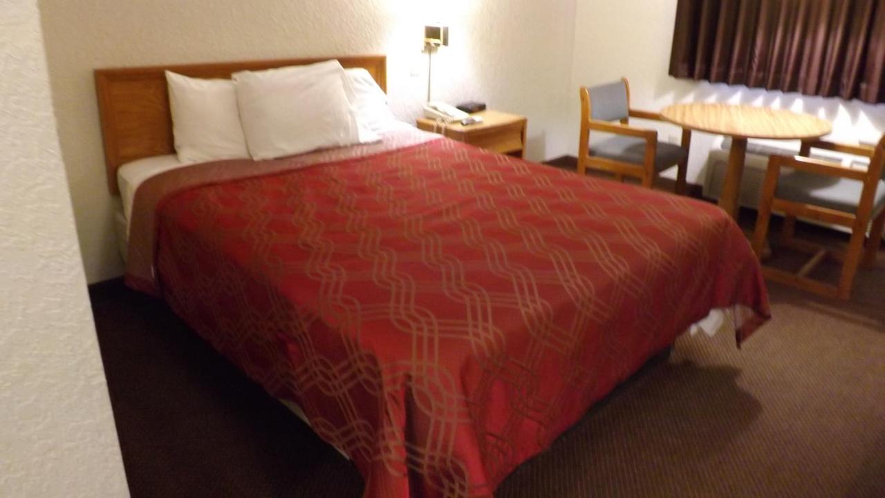 Queen Room - Non-Smoking at KCI Lodge