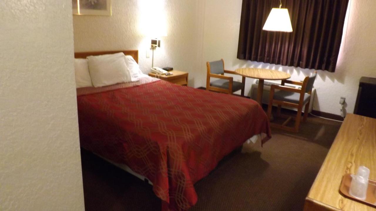 Queen Room - Non-Smoking at KCI Lodge