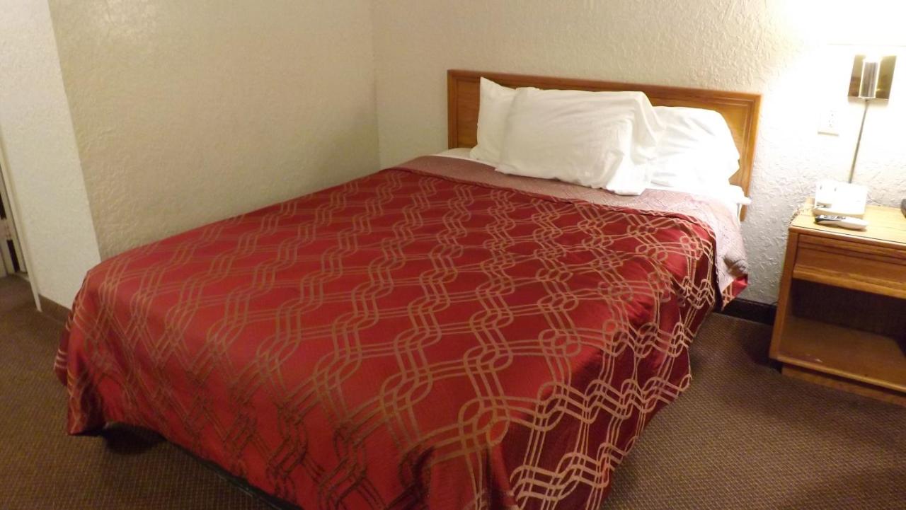 Queen Room - Non-Smoking at KCI Lodge