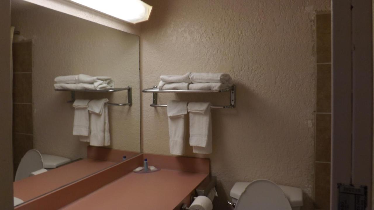 Queen Room - Non-Smoking at KCI Lodge