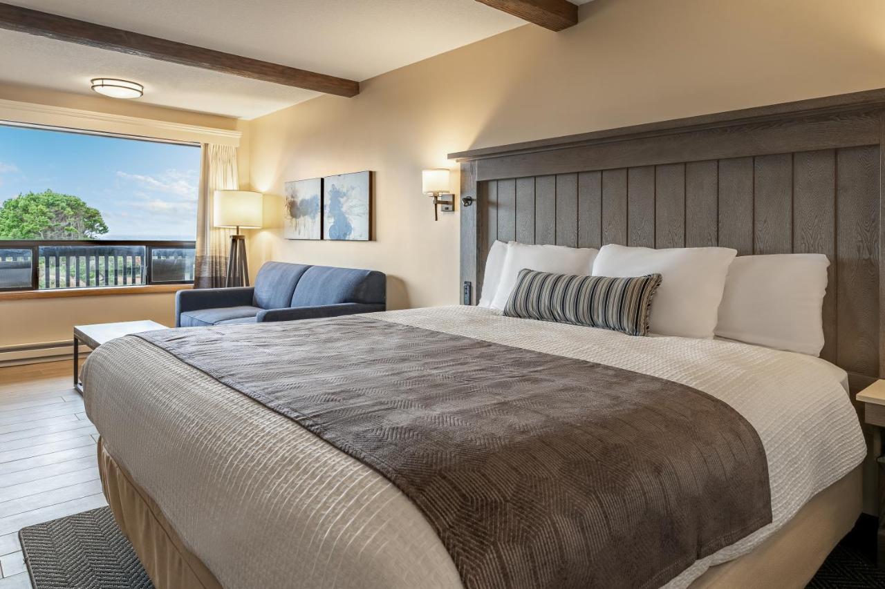King Room with Balcony at Gold Beach Inn
