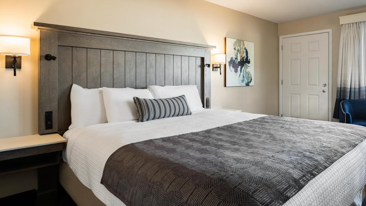 Standard Queen Room at Gold Beach Inn