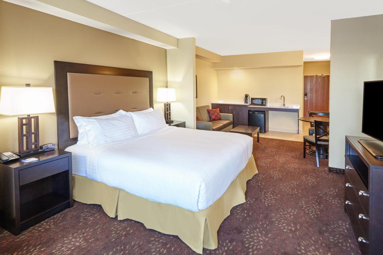 Suite with Mobility Accessible Tub - Non-Smoking at Holiday Inn Express & Suites Sandusky by IHG