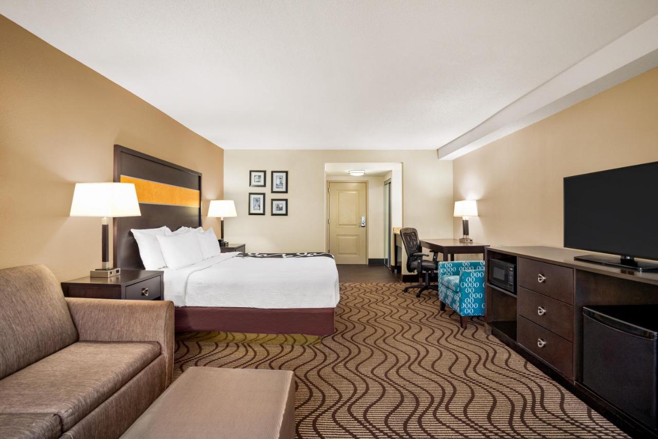 King Room with Sofa Bed at La Quinta Inn & Suites by Wyndham Richmond-Midlothian
