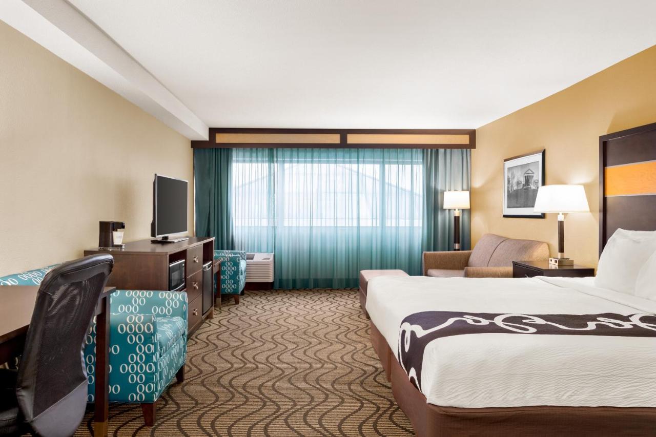 King Room with Sofa Bed at La Quinta Inn & Suites by Wyndham Richmond-Midlothian