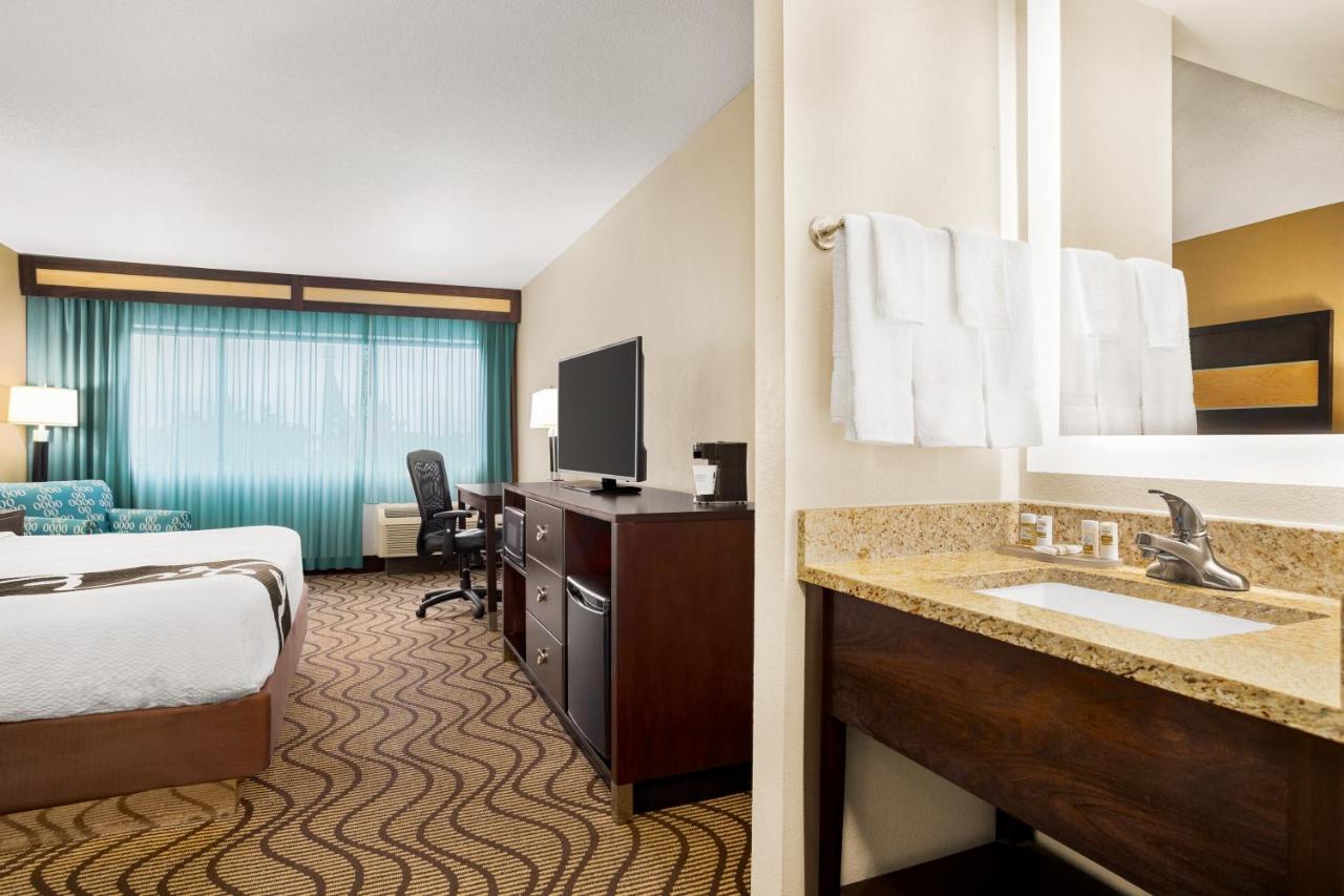 Deluxe King Room at La Quinta Inn & Suites by Wyndham Richmond-Midlothian