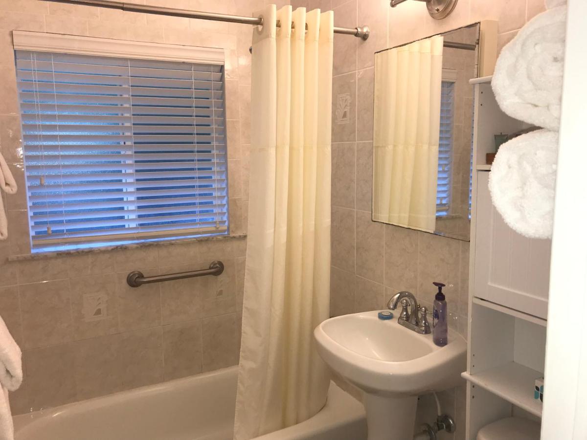 Queen One Bedroom Suite # 28 at Casitas Coral Ridge