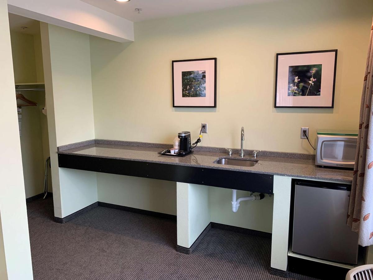 Oversized Queen Room - Non-Smoking at Best Western Snowcap Lodge
