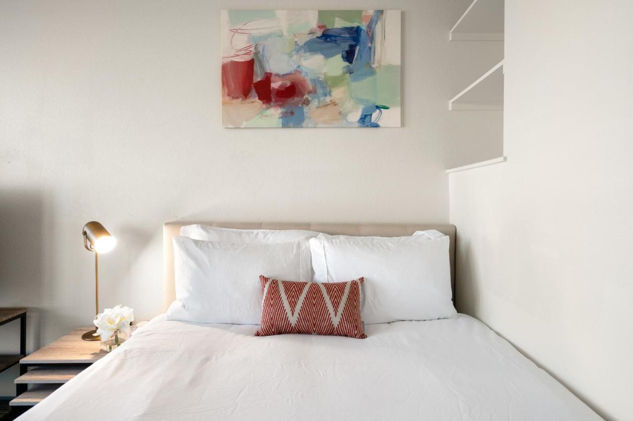 Studio Apartment (Self Check-in with Virtual Front Desk) at Kasa Arlington Dallas