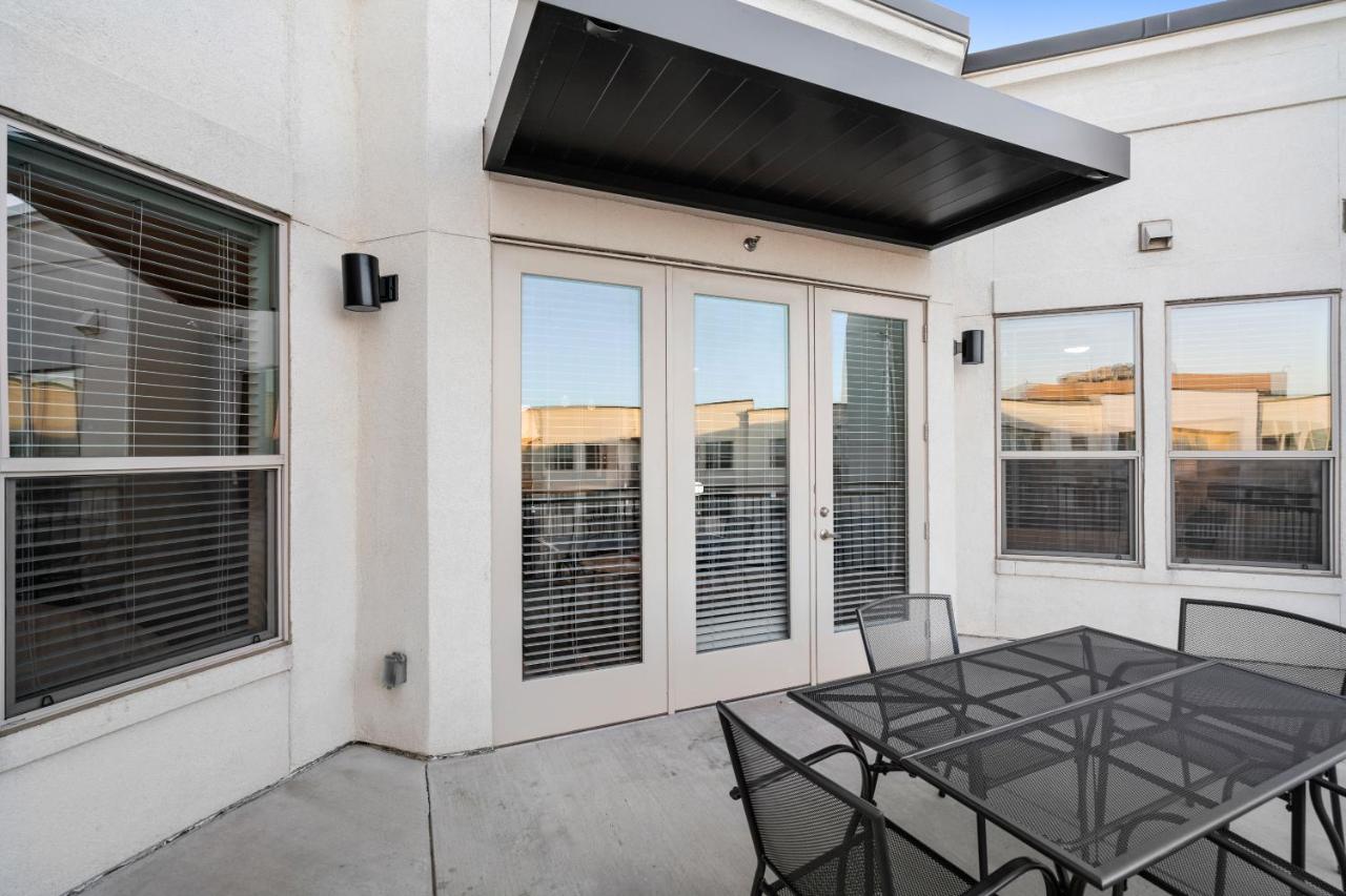 Two-Bedroom Apartment (Self Check-in with Virtual Front Desk) at Kasa Arlington Dallas