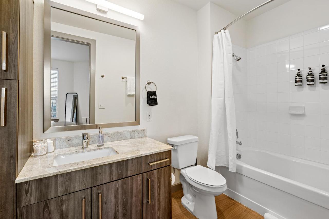 Two-Bedroom Apartment (Self Check-in with Virtual Front Desk) at Kasa Arlington Dallas