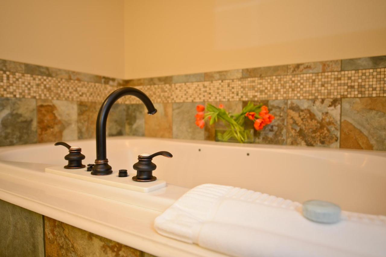 Courtyard King Room with Spa Bath at The Rockwell Inn