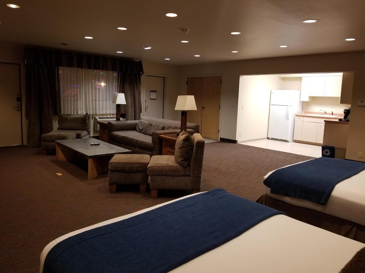 Courtyard Two Queen Murphy Beds with Kitchen at The Rockwell Inn