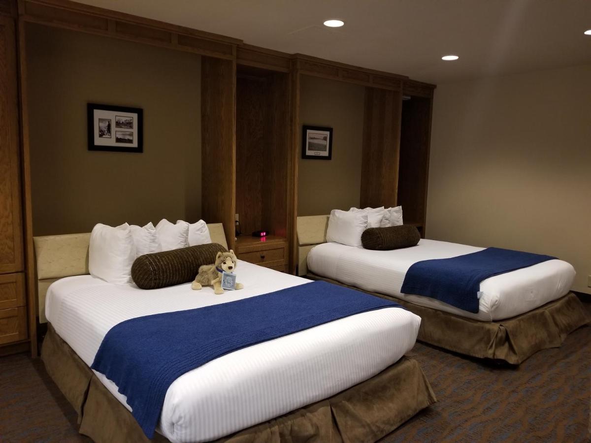 Courtyard Two Queen Murphy Beds with Kitchen at The Rockwell Inn