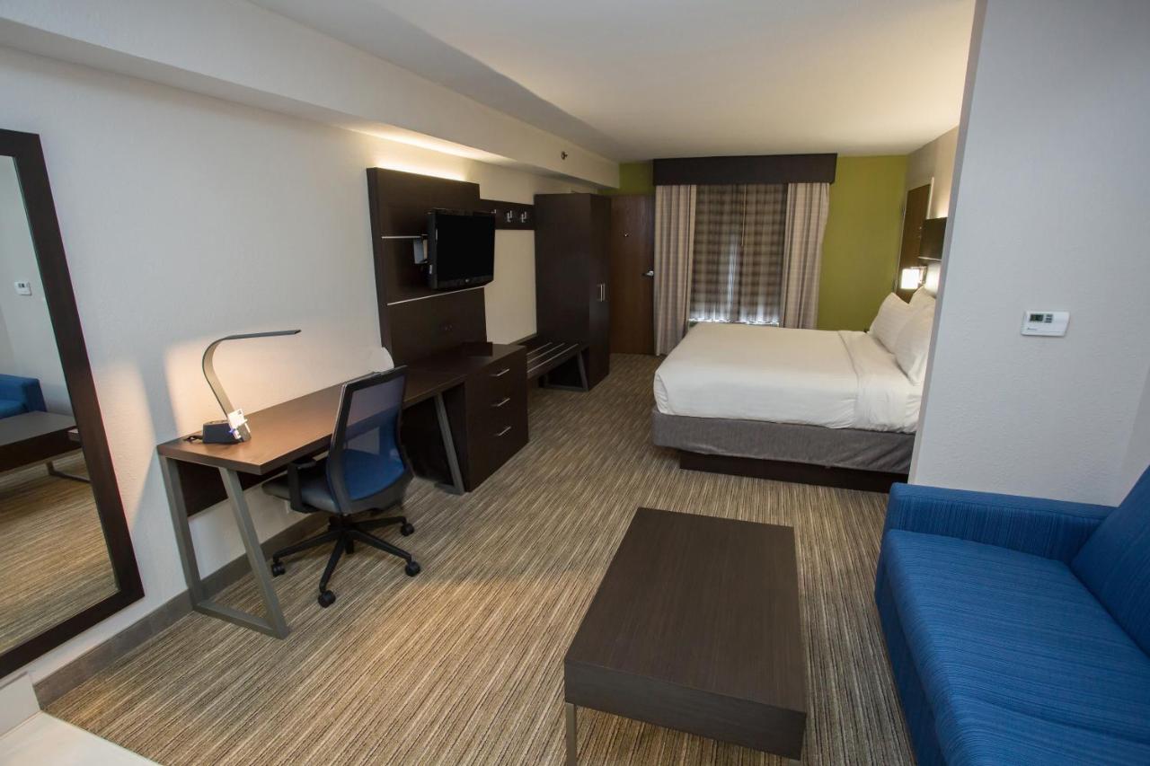 King Suite - Non-Smoking at Holiday Inn Express Wilmington by IHG