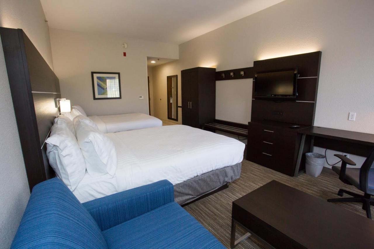 Executive Queen Room - Non-Smoking at Holiday Inn Express Wilmington by IHG