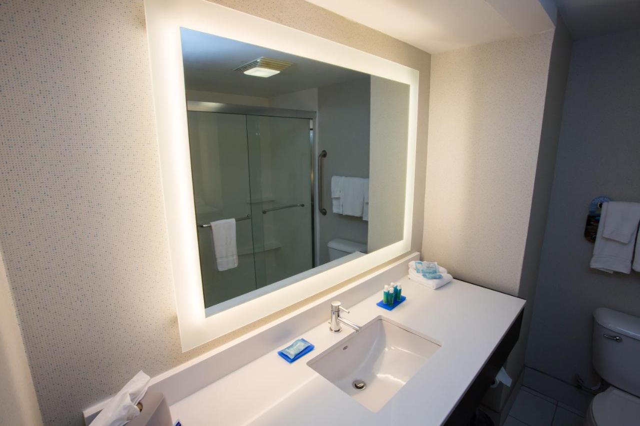 King Suite with Sofa Bed at Holiday Inn Express Wilmington by IHG