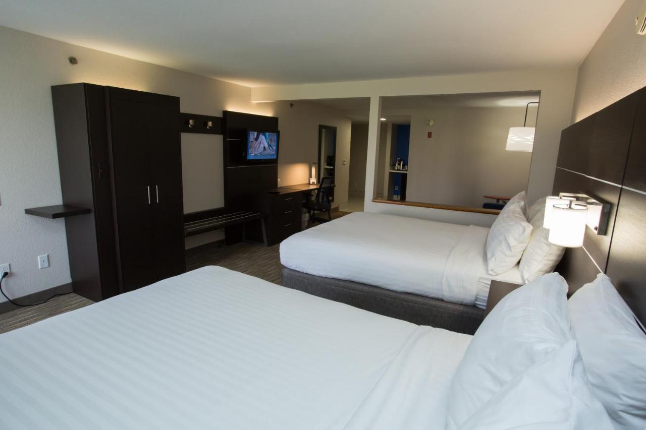 Queen Suite - Non-Smoking at Holiday Inn Express Wilmington by IHG